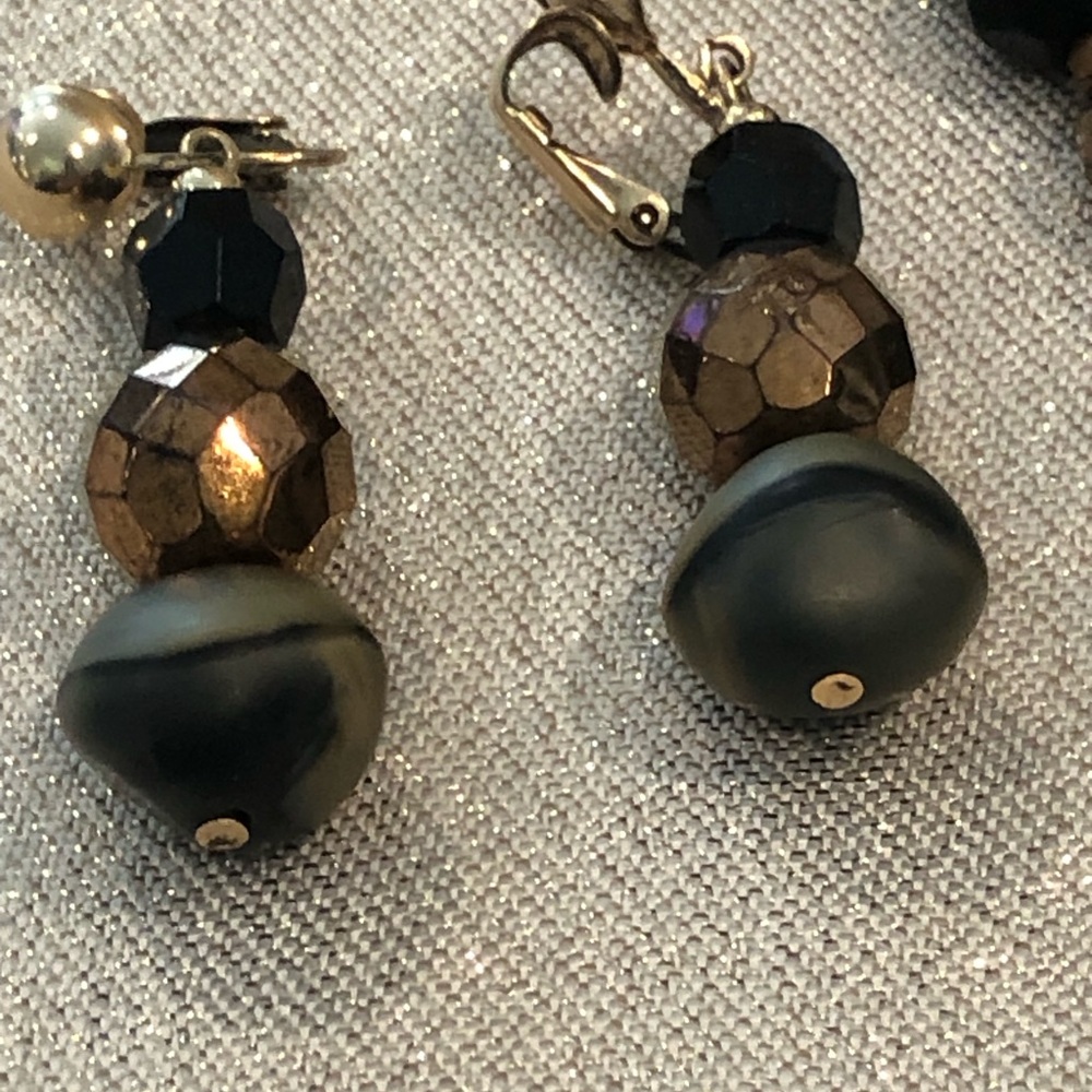 Vintage Hattie Carnegie black glass beaded necklace and clip earring set - Picture 5 of 7
